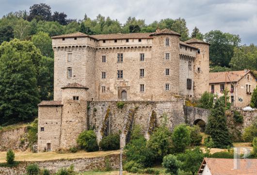 rhones-alpes - À 1 h 30 de Lyon, dans une station de montagne, au sommet d'un promontoire, un château fort médiéval, classé MH